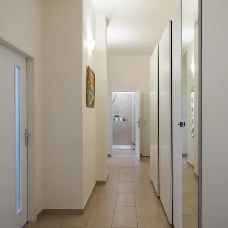 Homey Flat In Vinohrady By Days Apartment